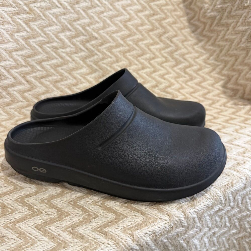 OOFOS Unisex OOcloog Black Slip On Clogs Shoes Lightweight Flexible